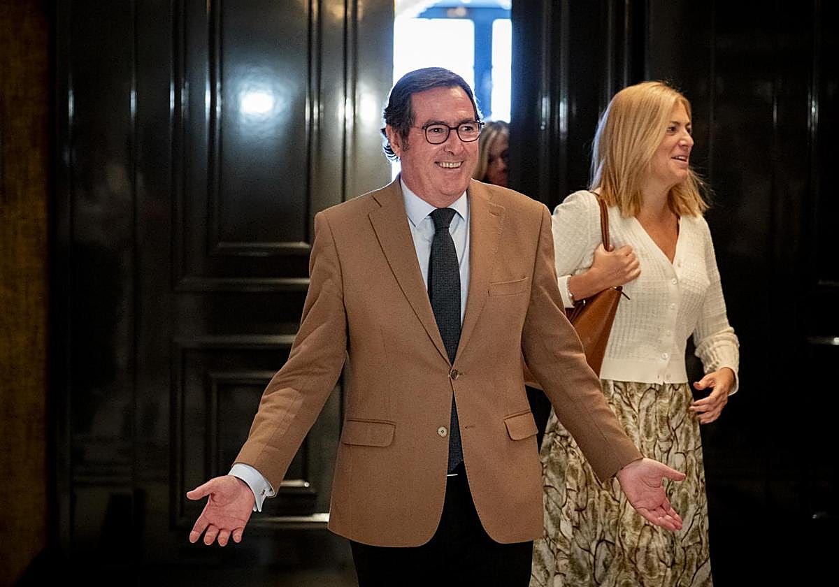 El presidente de la CEOE sobre la reducción de la jornada laboral: «¿Tú crees que Alcaraz trabaja 37 horas y media a la semana? No»