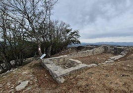 Resto de la ermita de Doneztebe en la zona alta del monte Arriaundi.