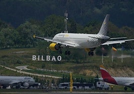 Un avión ajeno a esta información aterriza en Loiu.
