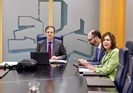 El consejero de Salud, Alberto Martínez, junto a quienes fueron hasta julio su viceconsejero y su directora general de Osakidetza, Enrique Peiró y Susana López Altuna.