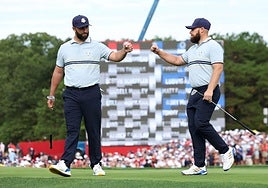 El de Barrika choca el puño de su amigo, el inglés Tyrrell Hatton.
