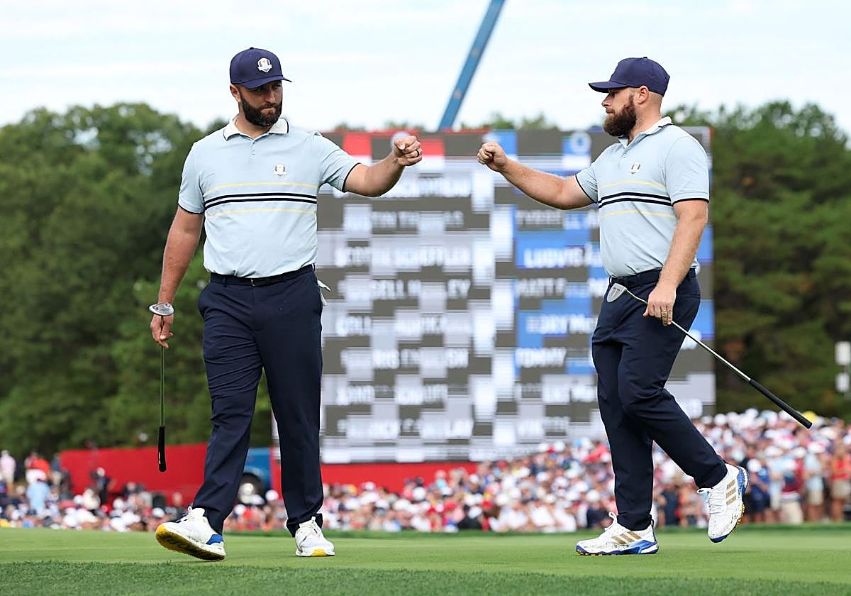 El de Barrika choca el puño de su amigo, el inglés Tyrrell Hatton.