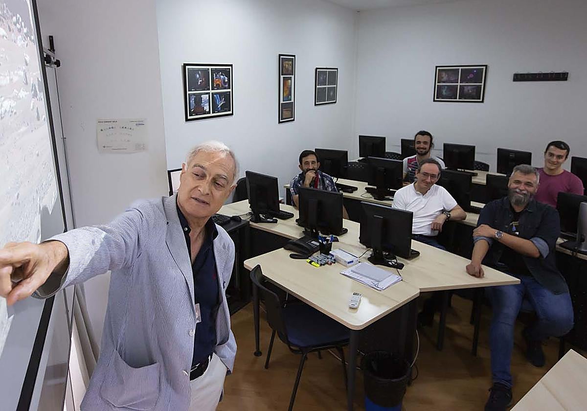 Sánchez Lavega, en un clase.