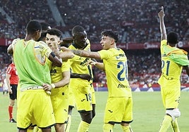 Los jugadores del Villarreal celebran un gol ante el Sevilla