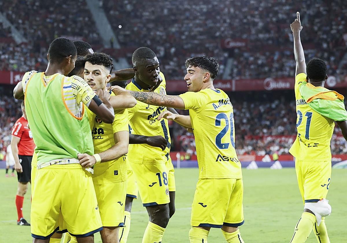 Los jugadores del Villarreal celebran un gol ante el Sevilla
