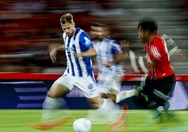 Toni Martínez, que salió en el segundo tiempo, conduce la pelota en carrera.