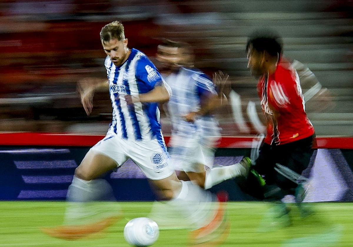 Toni Martínez, que salió en el segundo tiempo, conduce la pelota en carrera.