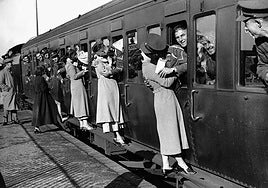 Soldados ingleses a punto de partir hacia Egipto en 1935 se asoman a la ventanilla del tren para despedirse de sus parejas