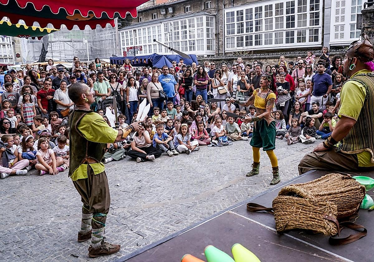 La plaza del Machete acogió por la tarde un espectáculo con espadas que hizo las delicias de los más pequeños.