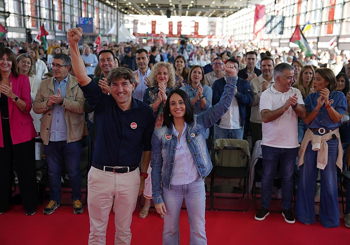El secretario general del PSE-EE, Eneko Andueza, y la secretaria de Organización del PSOE, Rebeca Torró, este sábado en la Fiesta de la Rosa en Durango.