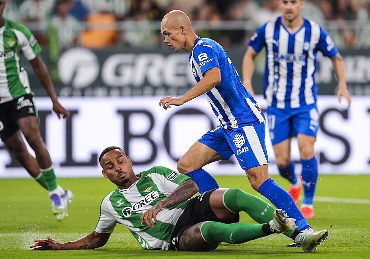 Guridi, que descansó en el partido contra el Getafe, en una acción durante el partido frente al Betis.
