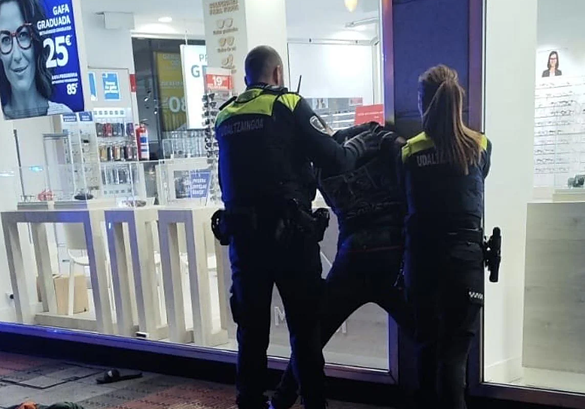 Imagen de la detención del conductor del patinete.