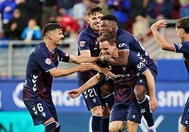 Bautista explota de alegría junto a sus compañeros tras estrenar su cuenta anotadora de este curso en el derbi guipuzcoano ante la Real Sociedad B.