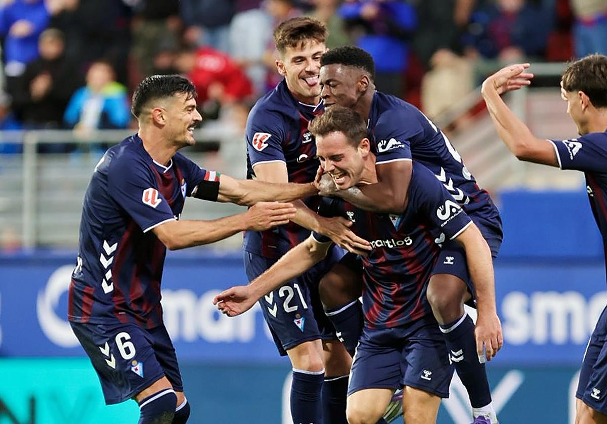 Bautista explota de alegría junto a sus compañeros tras estrenar su cuenta anotadora de este curso en el derbi guipuzcoano ante la Real Sociedad B.