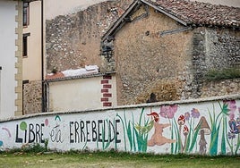 Colonias en las antiguas escuelas de Bernedo, donde se han denunciado mala praxis por parte de monitores.