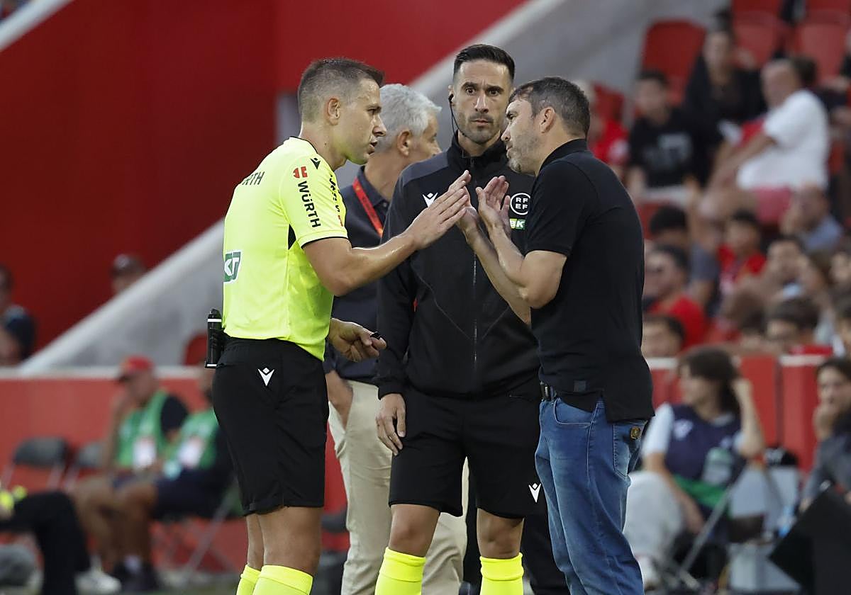 Coudet habla con el árbitro.