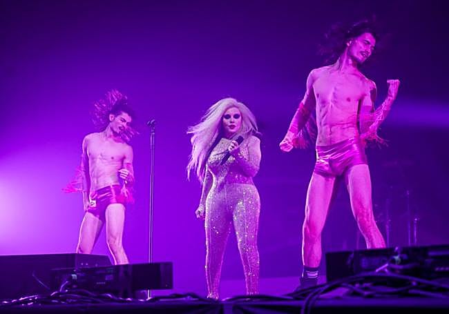 Alaska bailando flanqueada por los gemelos.