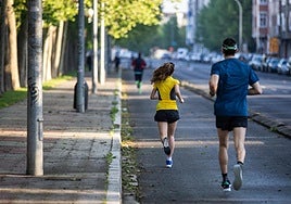 Adultos salen a correr en Vitoria-Gasteiz.