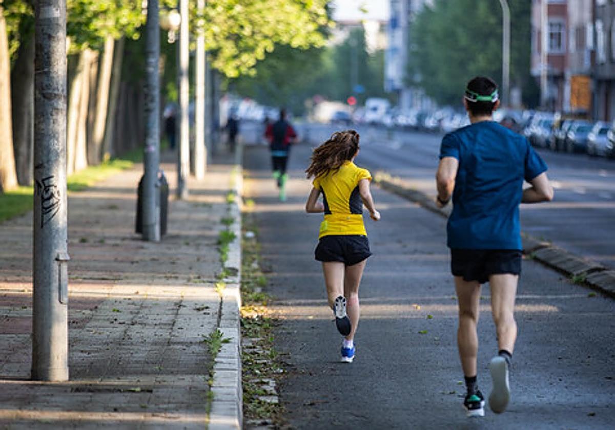 Adultos salen a correr en Vitoria-Gasteiz.