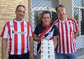 Jesús Nogales, Félix Ribadulla y Antonio Pérez-Balba, de la peña Corredor del Henares, en Villarreal con algunos décimos.