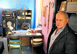 El tarotista Ernesto Sánchez es el inquilino más antiguo.