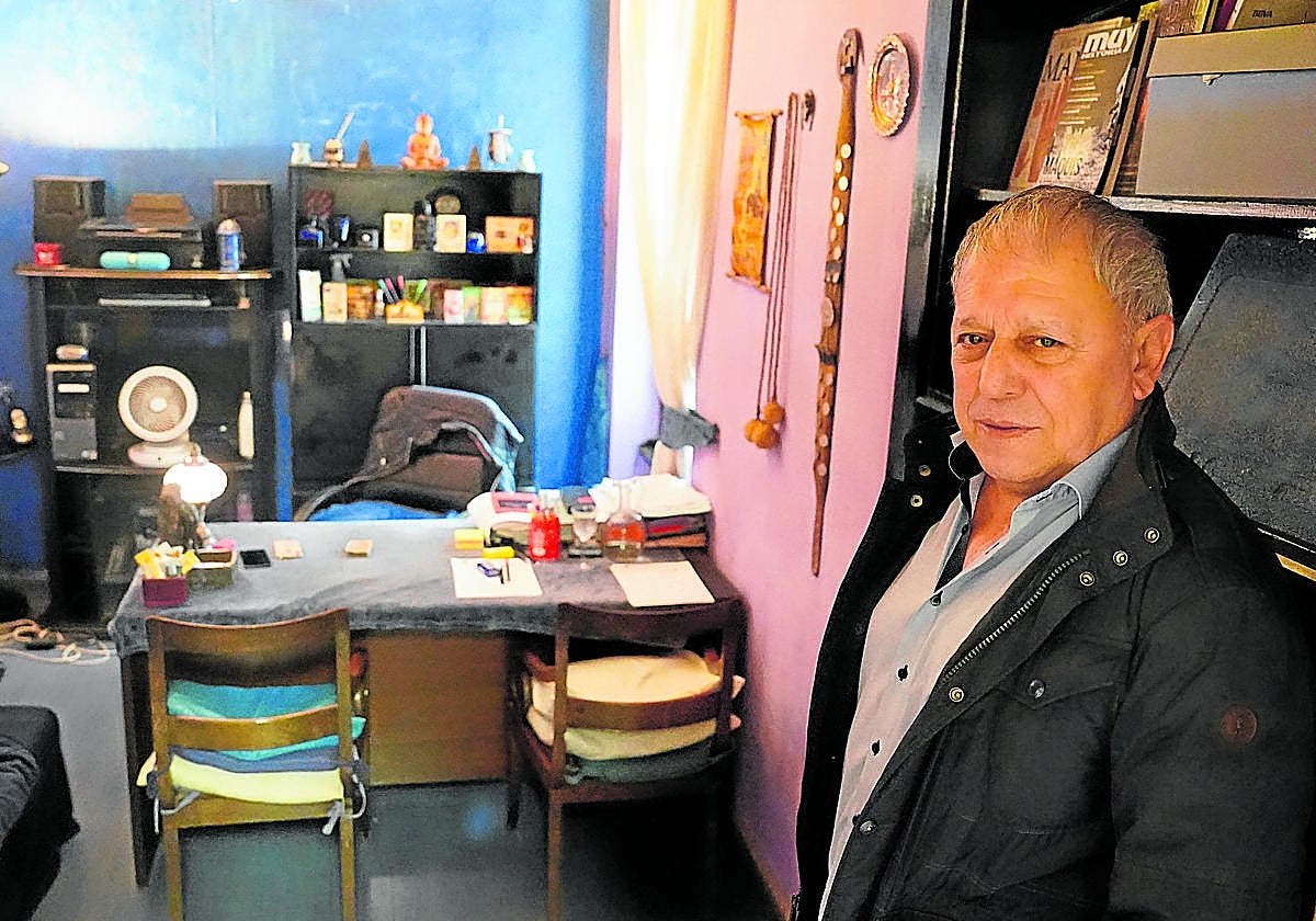 El tarotista Ernesto Sánchez es el inquilino más antiguo.