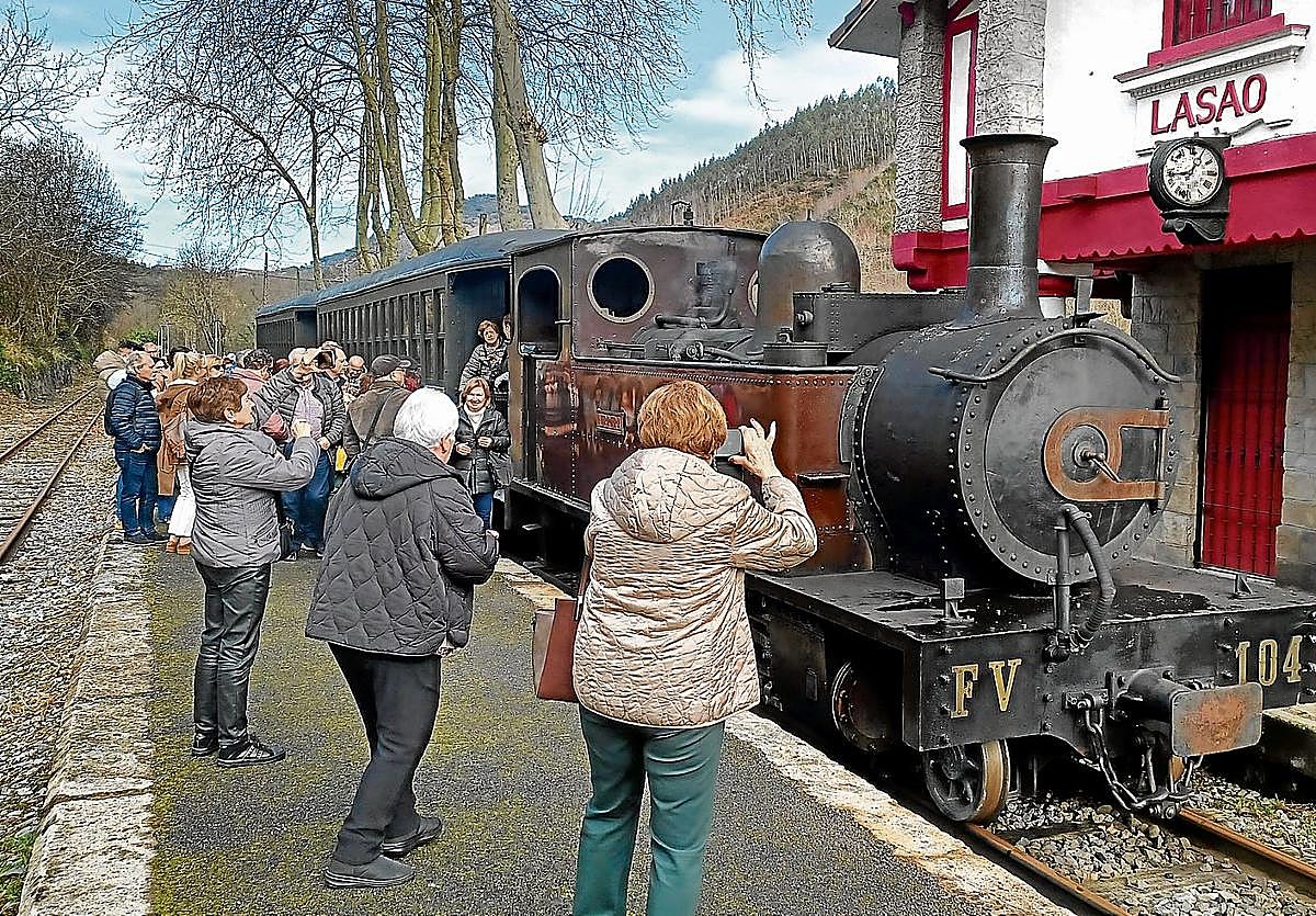 Lurrun trenaren bidaiak 45 minutu inguru irauten du eta Azpeitia eta Zestoako Lasao auzoa lotzen ditu.