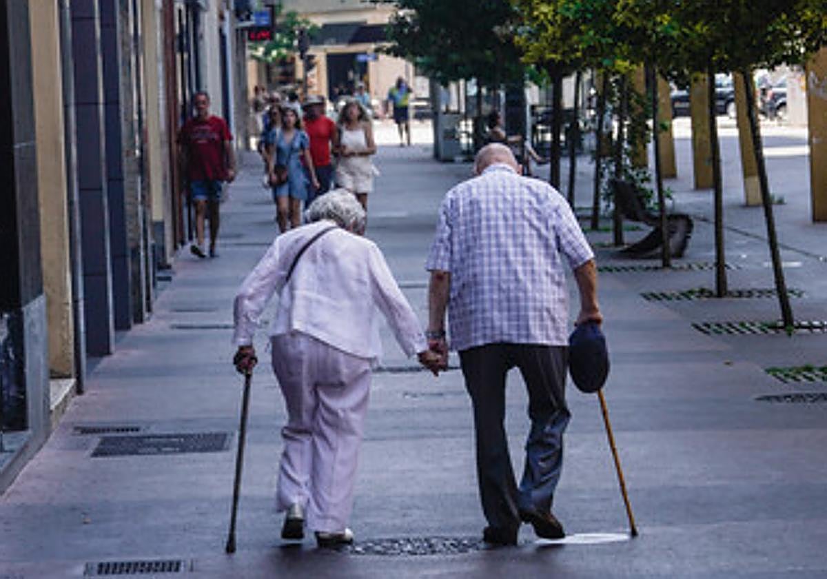 Una pareja de ancianos pasea por las calles de Vitoria-Gasteiz.