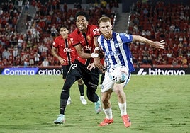 Carlos Vicente lucha por el balón con Mojica.