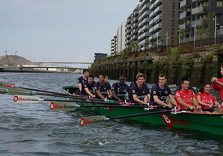Los jugadores del Surne regresan al pabellón de Deusto tras la sesión en aguas de la ría bilbaína