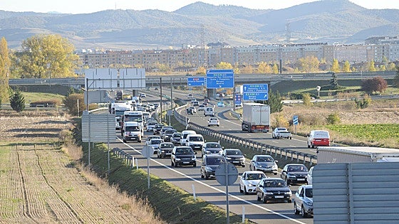 Herido en un accidente entre un coche y un microbús en la autovía de salida de Vitoria a Bilbao