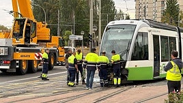 Operarios de distintos servicios trabajan en el lugar del accidente.