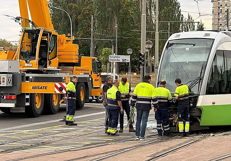 Operarios de distintos servicios trabajan en el lugar del accidente.