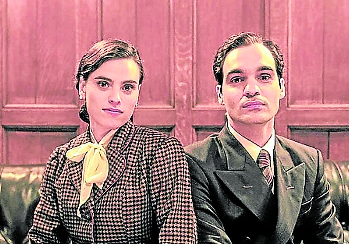 Escena de 'Karmele', con Jone Laspiur y Eneko Sagardoy.