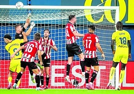 Unai Simón despeja un balón con los puños tras un centro cruzado del Villarreal.