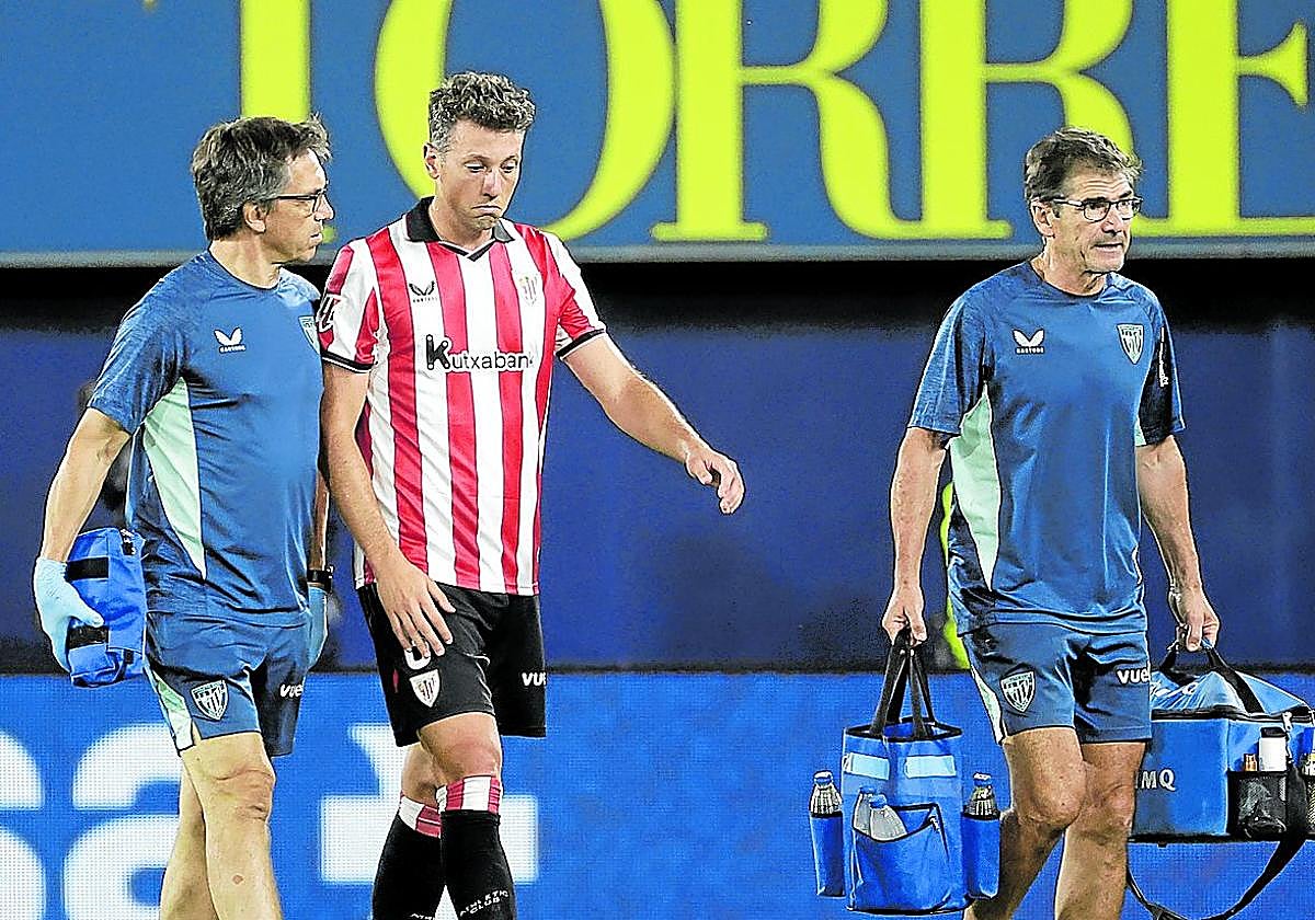 Vesga se retira del terreno de juego tras sufrir un problema muscular.