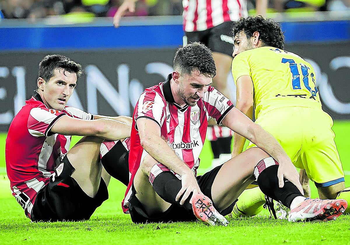 Vivián y Laporte, con gesto resignado tras uno de los últimos ataques del Athletic en el encuentro.