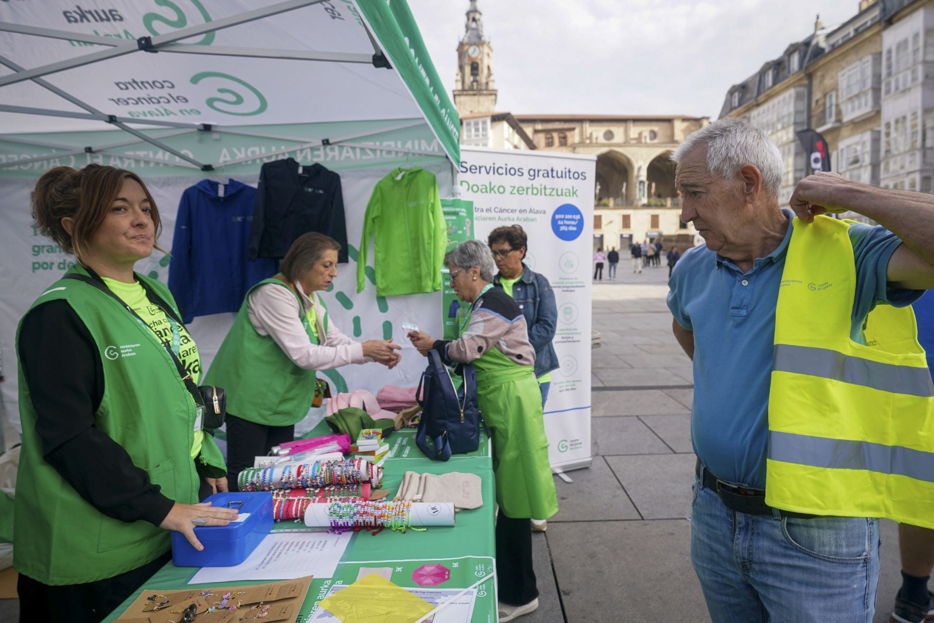 La marea verde contra el cáncer toma Vitoria