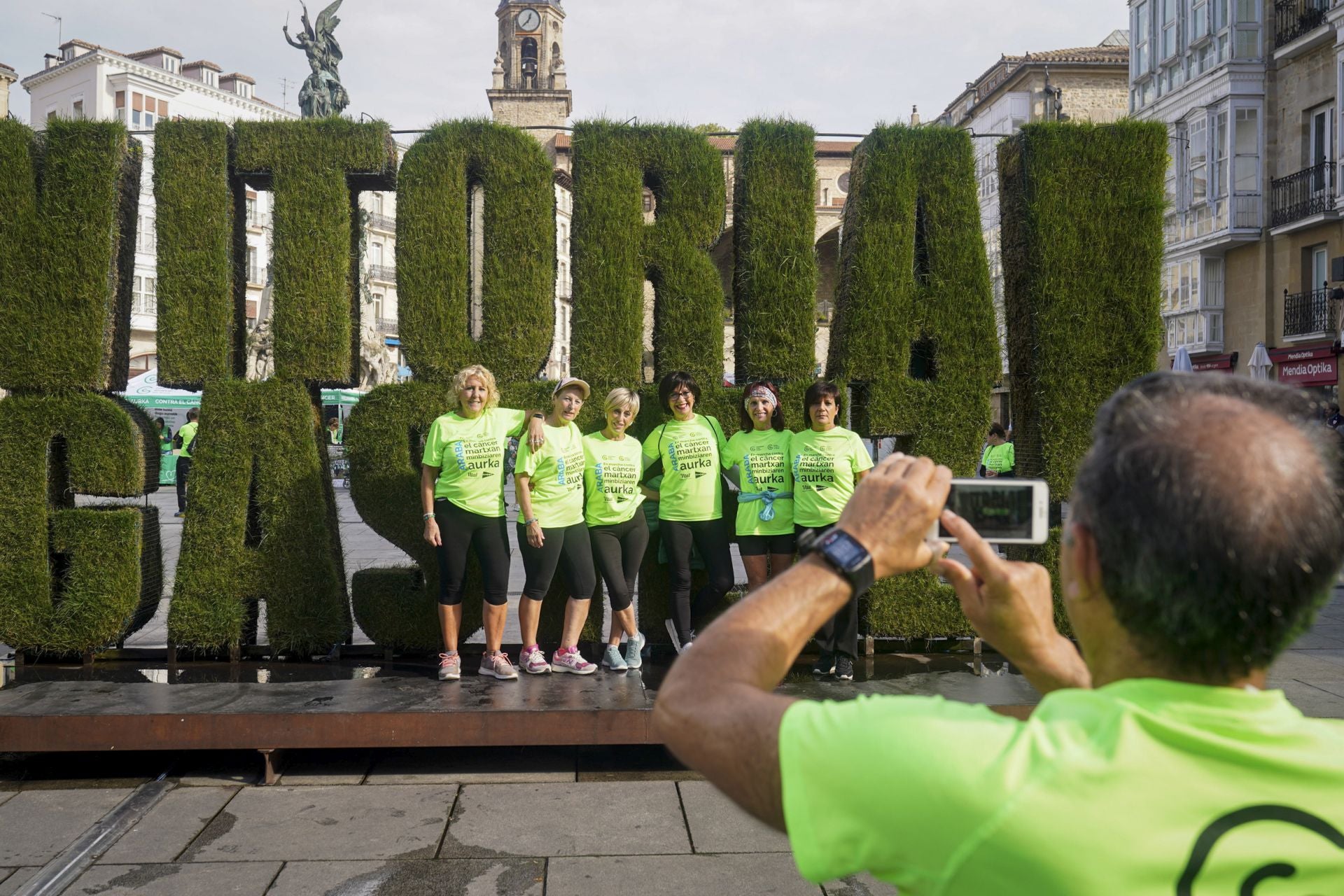 La marea verde contra el cáncer toma Vitoria