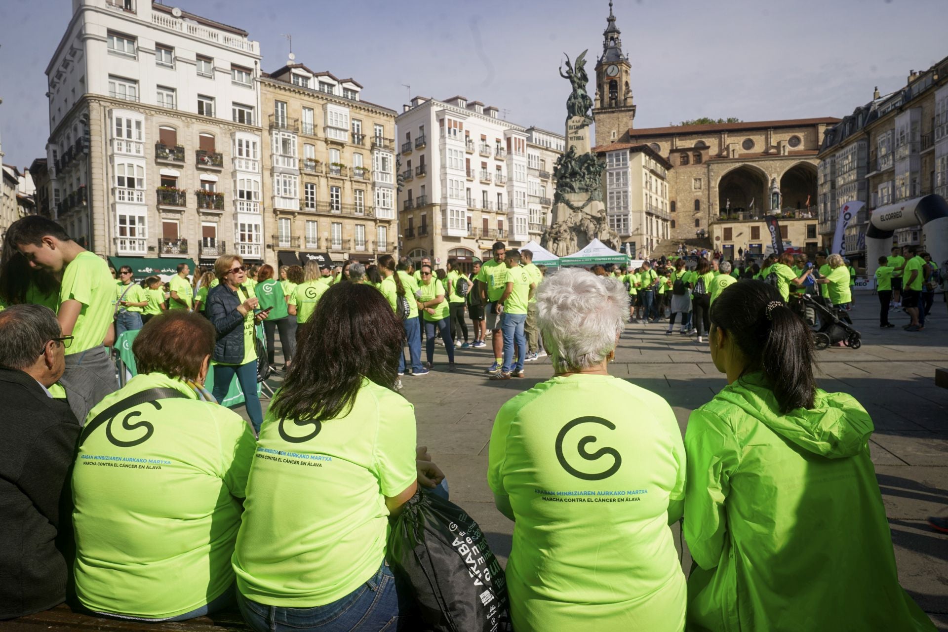 La marea verde contra el cáncer toma Vitoria