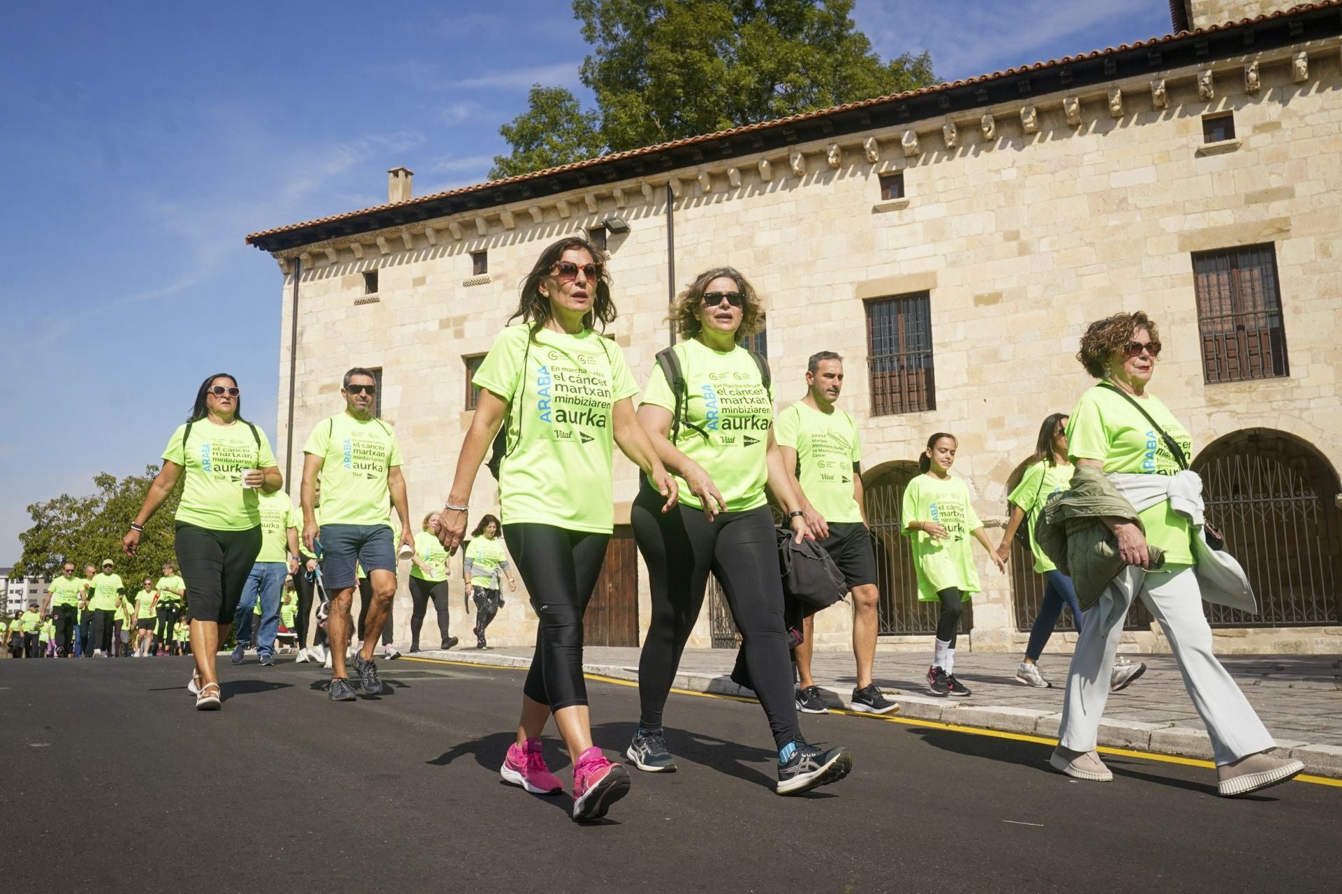 La marea verde contra el cáncer toma Vitoria