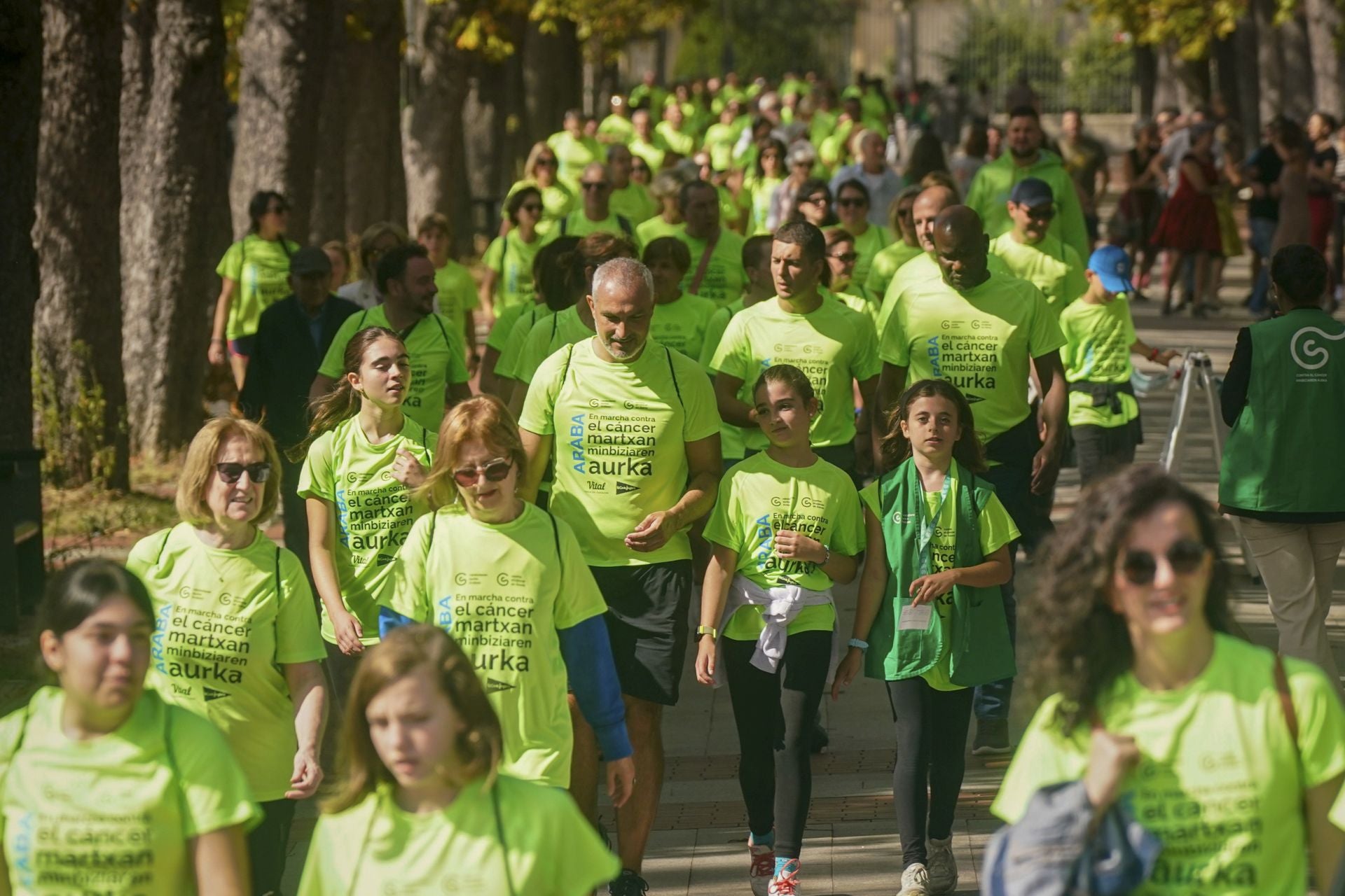 La marea verde contra el cáncer toma Vitoria