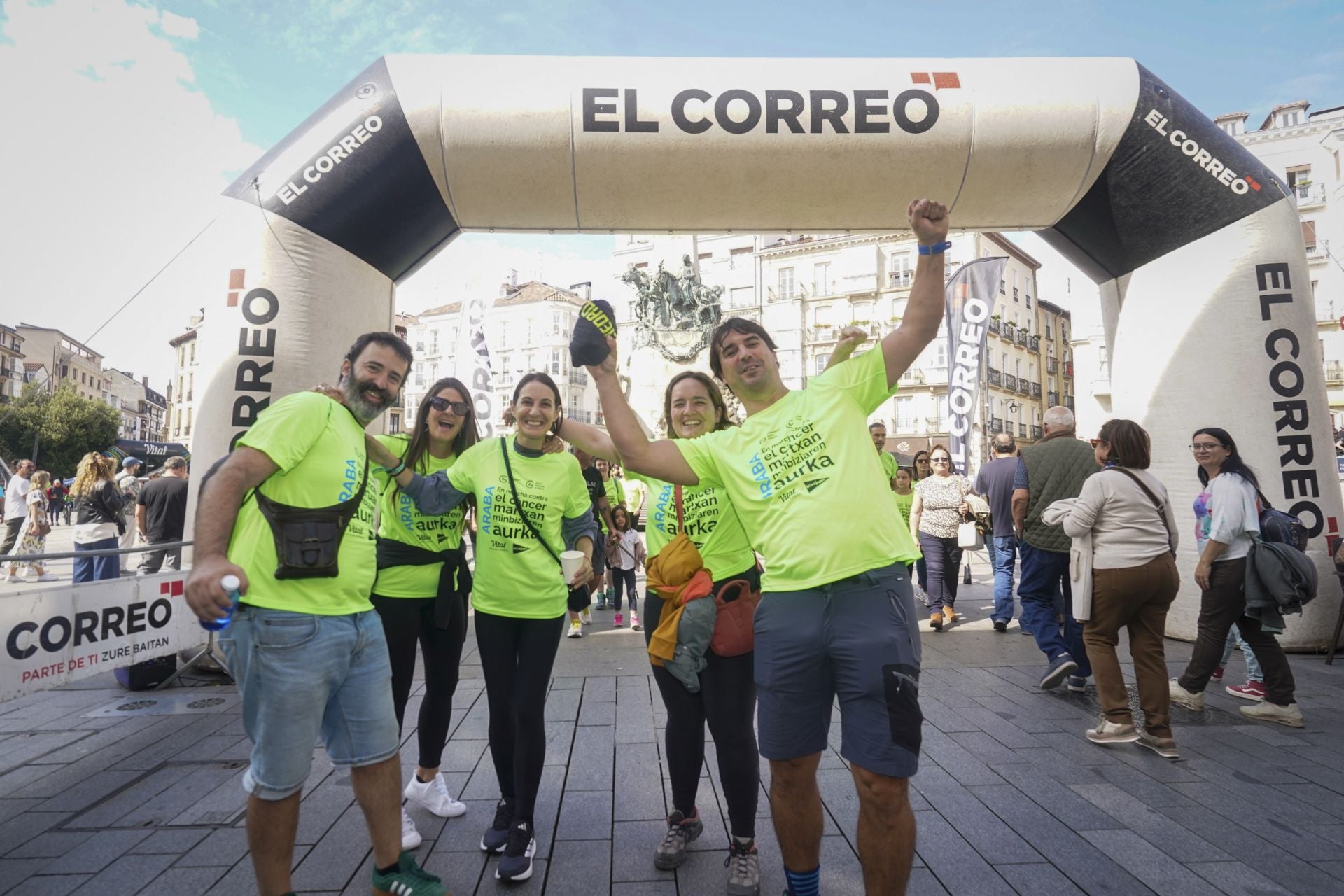 La marea verde contra el cáncer toma Vitoria