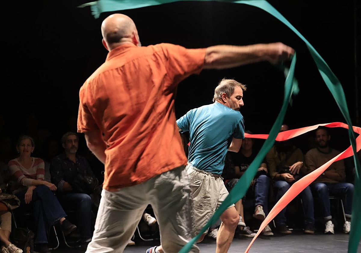 Imagen principal - Imágenes de 'Algo muy tocho', de Pez Limbo, y de la propuesta inmersiva 'Máquina mística'.