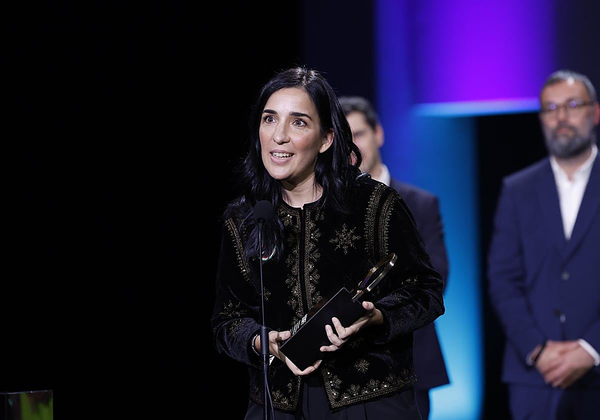 La realizadora Alauda Ruiz de Azúa tras recibir la Concha de Oro