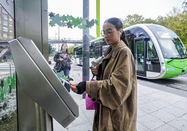 Una usuaria valida su tarjeta en una marquesina del BEI.
