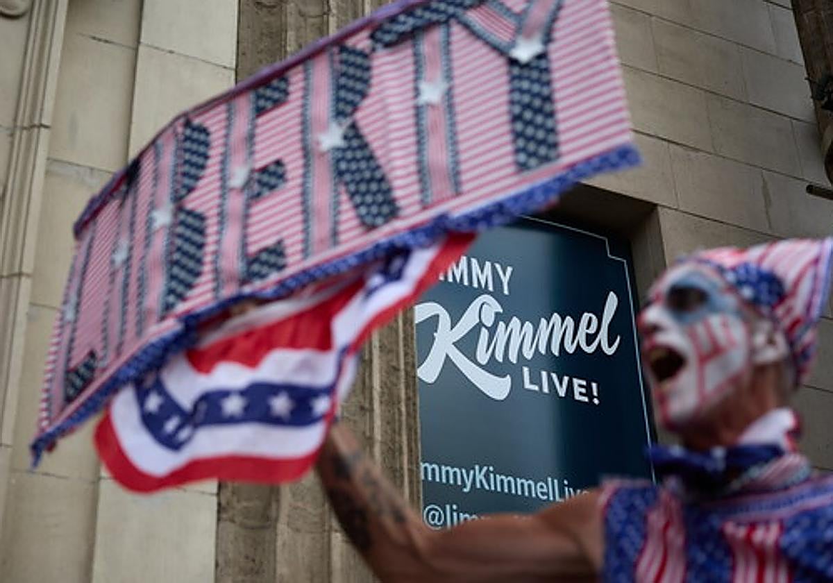 Un activista sostiene un cartel frente a los estudios Jimmy Kimmel Live en Los Ángeles.