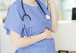 Una enfermera encadena bajas de maternidad falsas durante nueve años para trabajar solo seis días