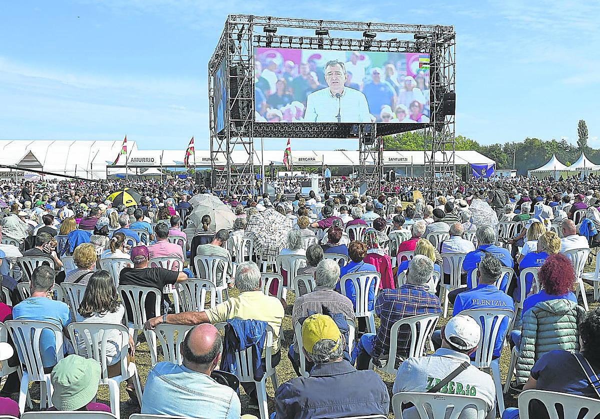 La militancia atiende al discurso de Esteban en un escenario a ras de suelo, la principal novedad de la jornada.