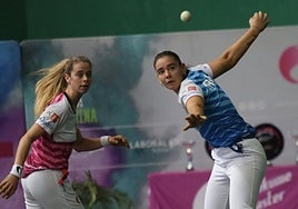 Enara Gaminde se coloca para soltar la derecha ante la mirada de Bergara.